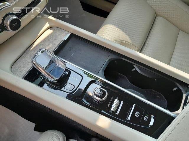 Used 2021 Crystal White Metallic Volvo Inscription image 25
