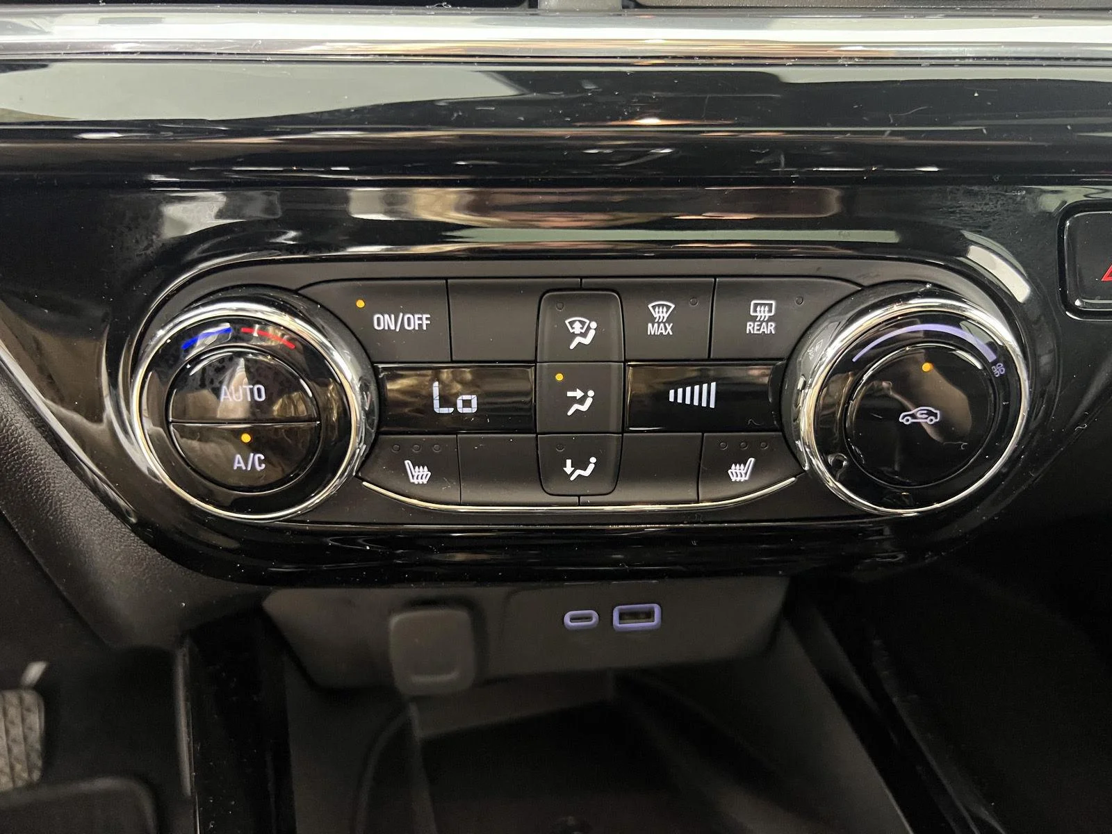 Used 2024 Summit White Chevrolet 2RS image 20