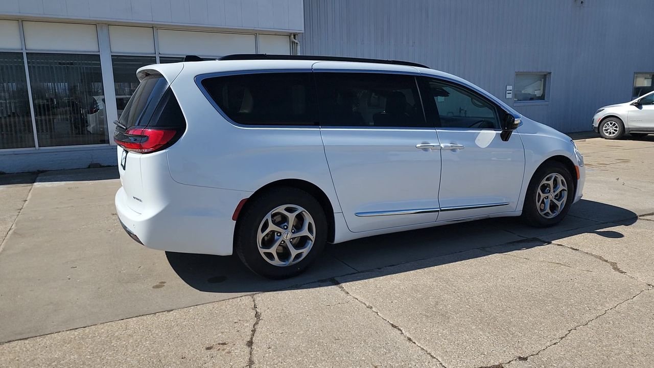 Used 2023  Chrysler Limited image 7