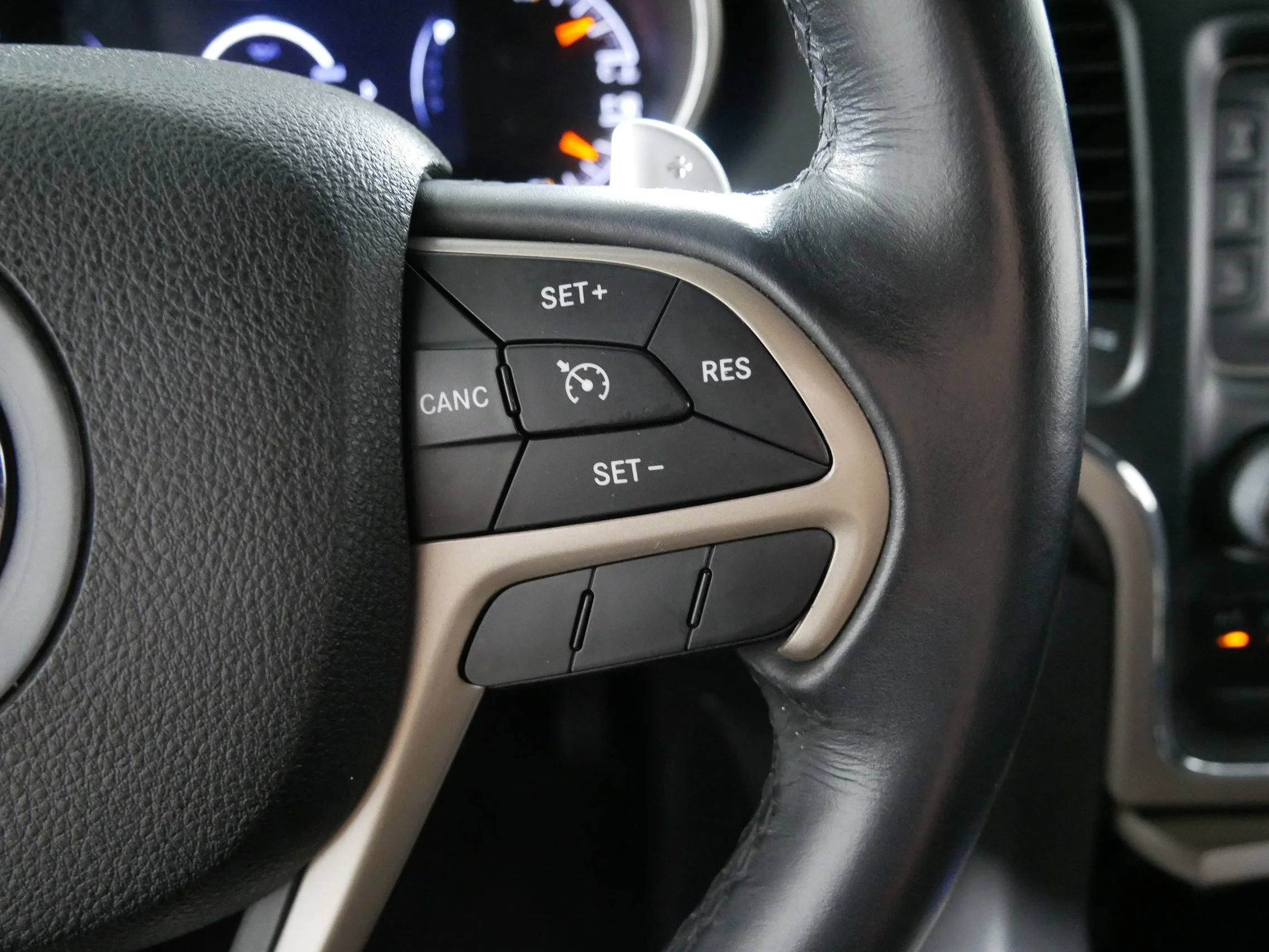 Used 2015 Billet Silver Metallic Clearcoat Jeep Laredo image 28