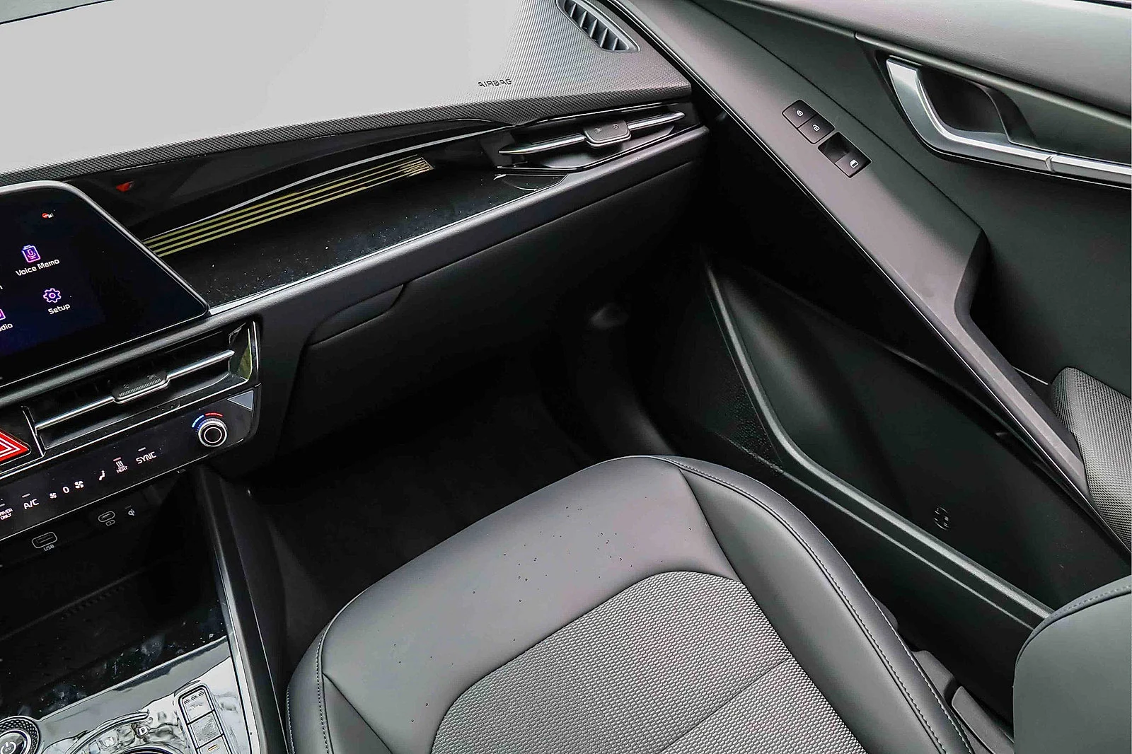 Certified Used 2025 Interstellar Gray Kia Wind image 17