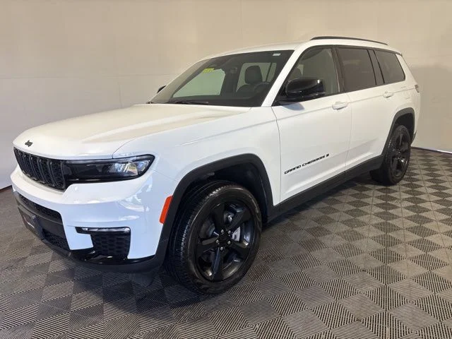 Used 2025 White Jeep Limited image 3