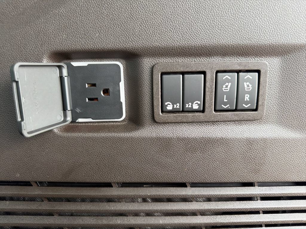 2023 GMC Yukon Denali - Photo 38