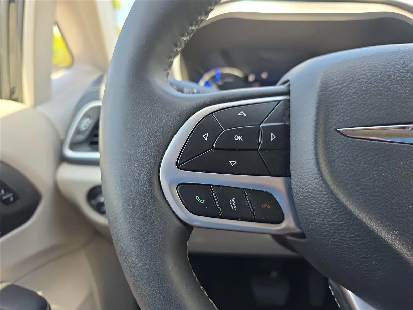 Used 2024 Black Chrysler Hybrid Select image 27