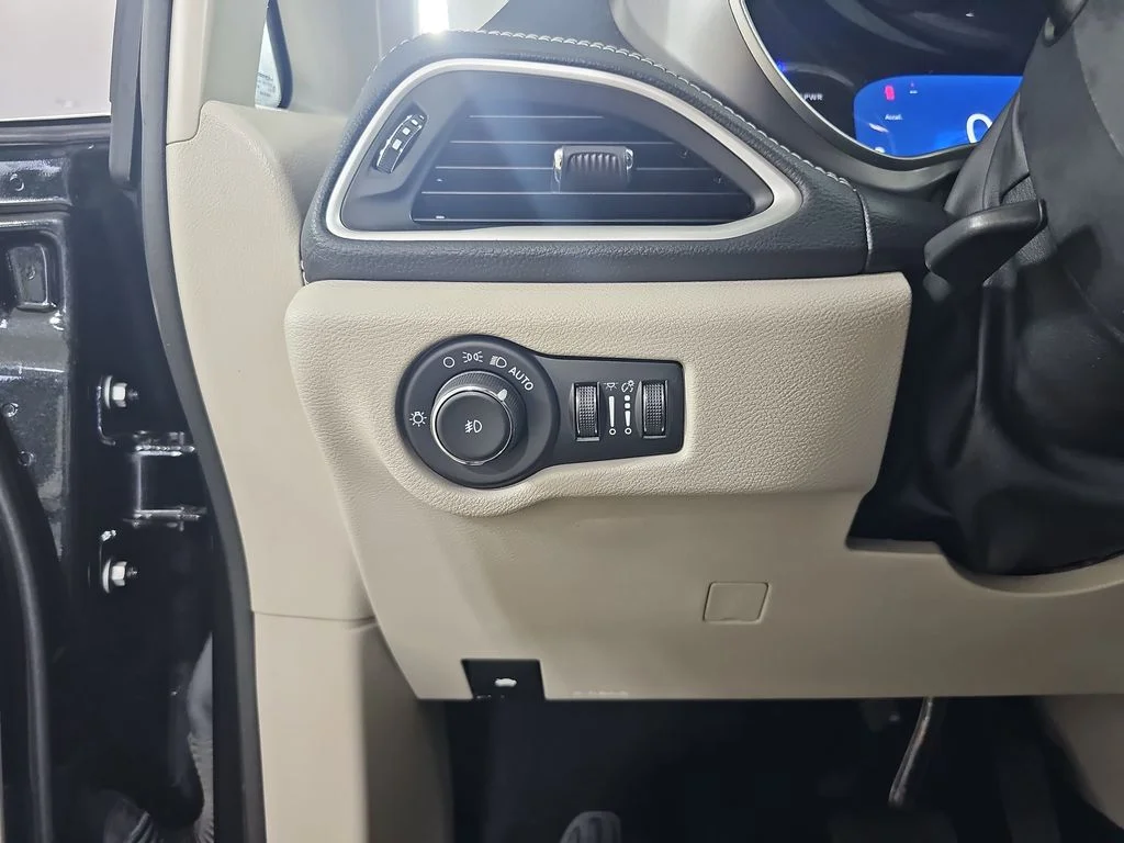 2023 Chrysler Pacifica Hybrid Touring L - Photo 32