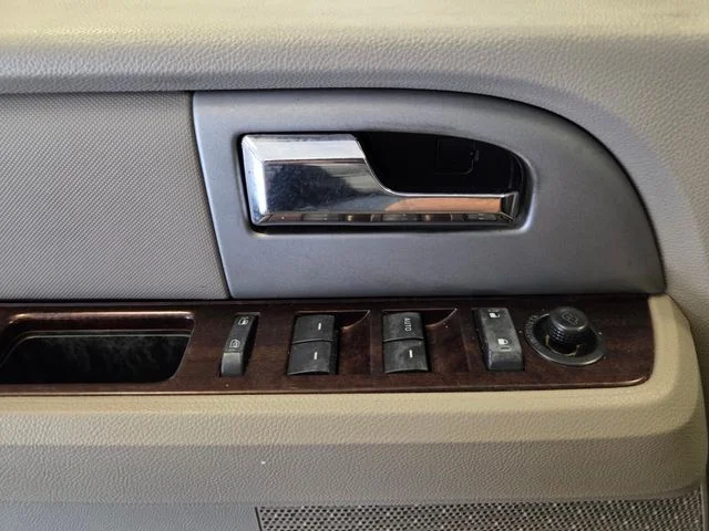 Used 2008  Ford Limited image 27