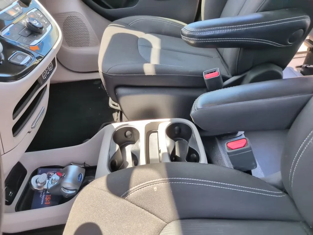 Used 2023 White Chrysler LX image 20