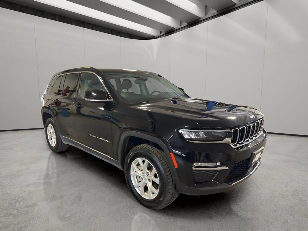 Used 2023 Diamond Black Crystal Pearl Jeep Limited image 3