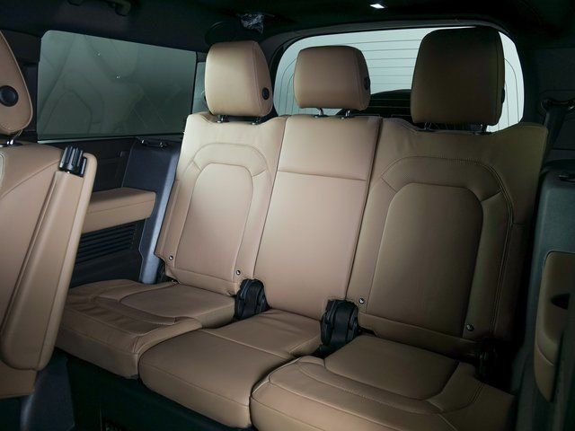 New 2026 Woolstone Green Land Rover X-Dynamic SE image 22