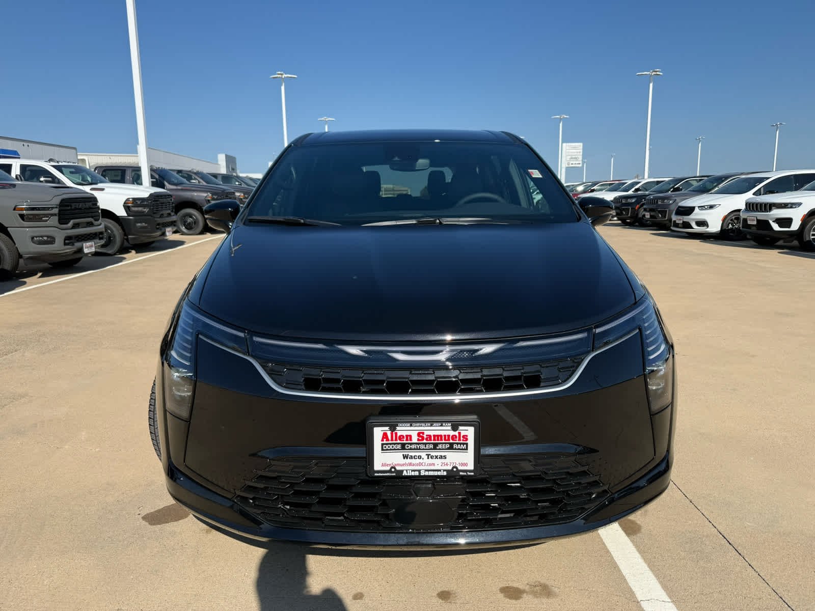 New 2027 Diamond Black Crystal Pearl-Coat Paint Chrysler Select image 3