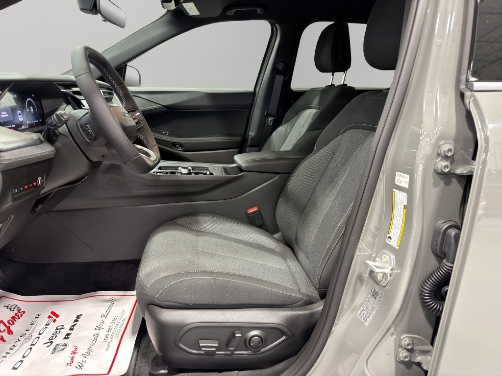 New 2026 Sting-Gray Clear-Coat Exterior Paint Jeep Laredo image 3