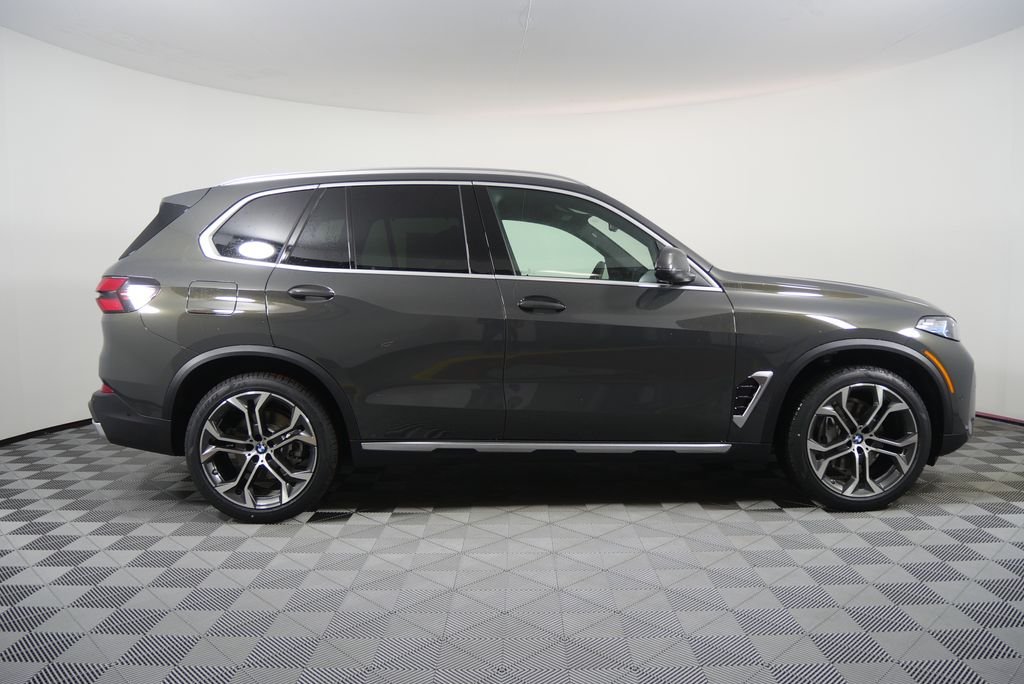New 2026 Dravit Grey Metallic BMW xDrive40i image 2