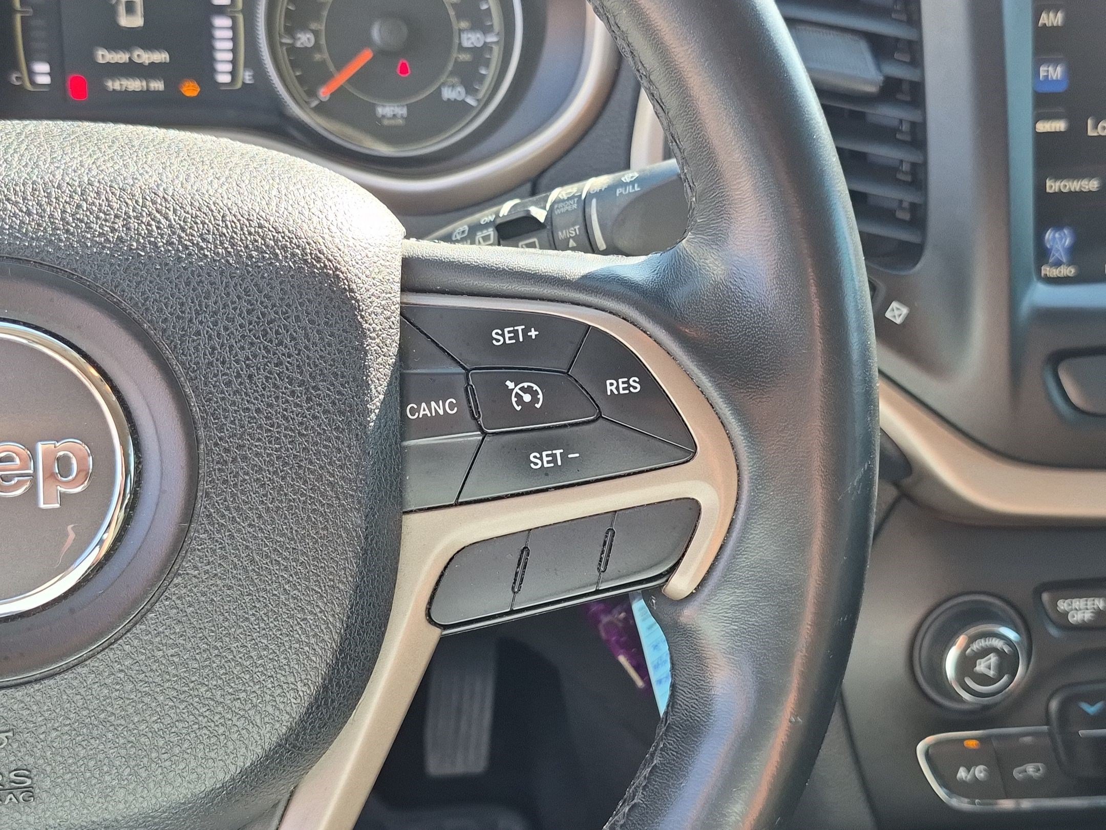 Used 2015 Bright White Clearcoat Jeep Latitude image 18