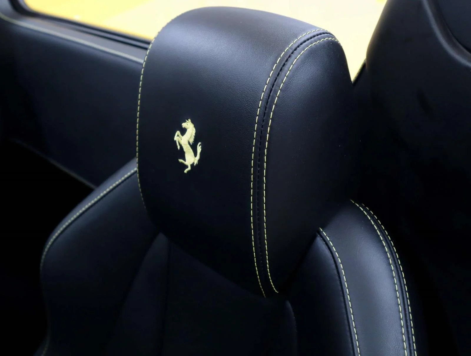 Used 2013 Giallo Modena Ferrari 2dr Conv image 24