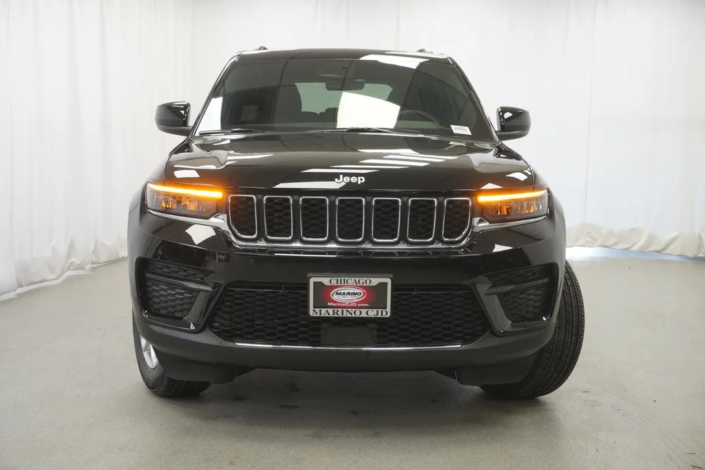New 2026 Diamond Black Crystal Pearl-Coat Exterior Paint Jeep Laredo X image 7