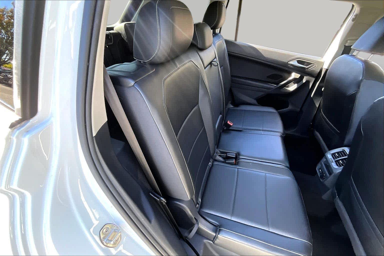 Used 2021  Volkswagen SE image 21