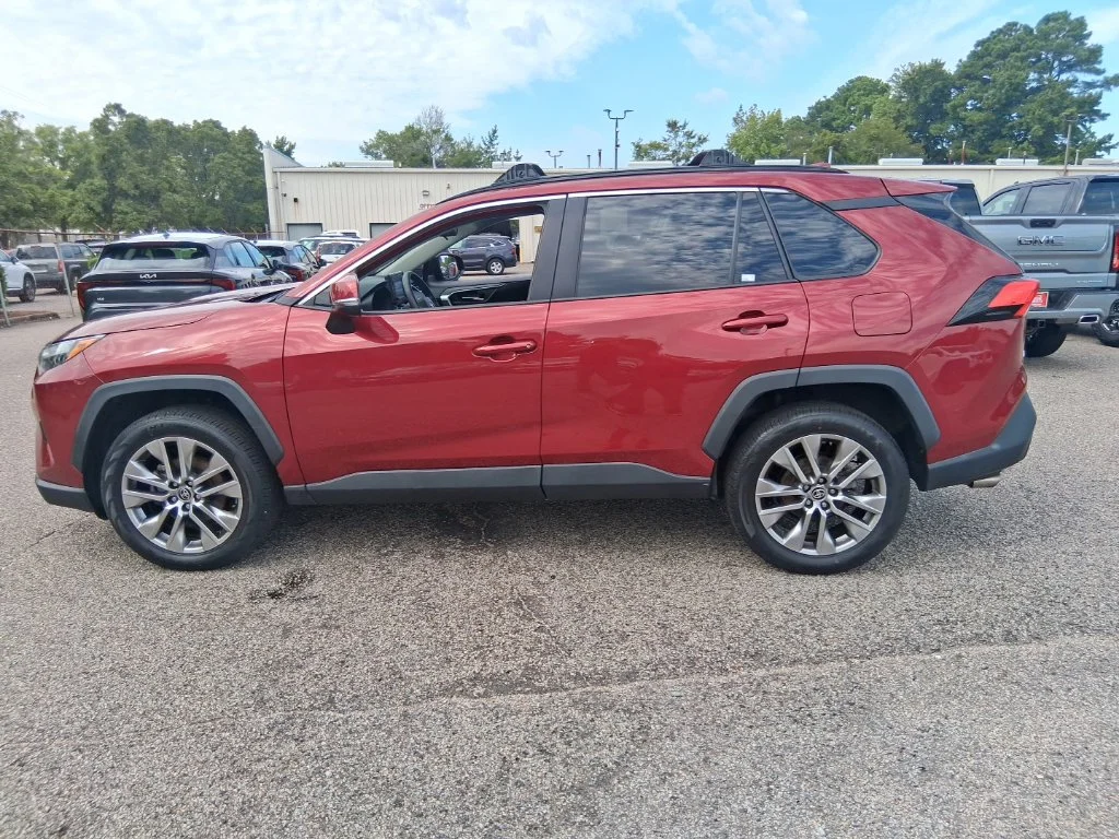 Used 2022 Red Toyota XLE Premium image 8