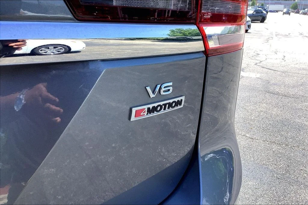 Used 2018 Gray Volkswagen S image 9