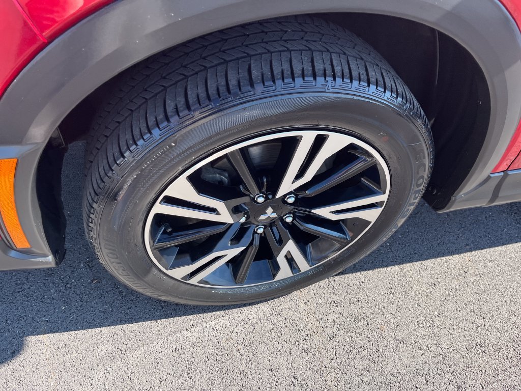 Used 2024 Silver Mitsubishi SE image 9