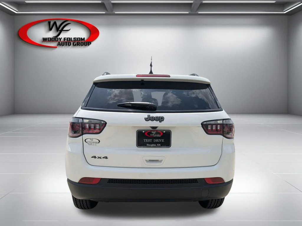 New 2026 Bright White Clear-Coat Exterior Paint Jeep Latitude image 4
