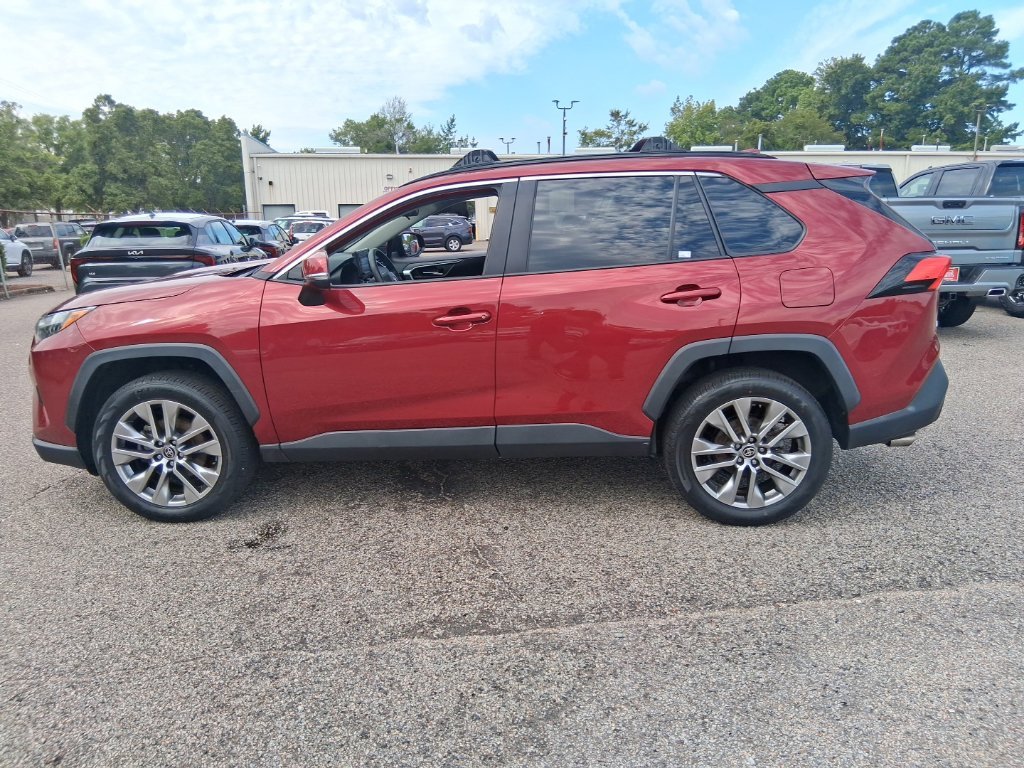 Used 2022 Red Toyota XLE Premium image 8