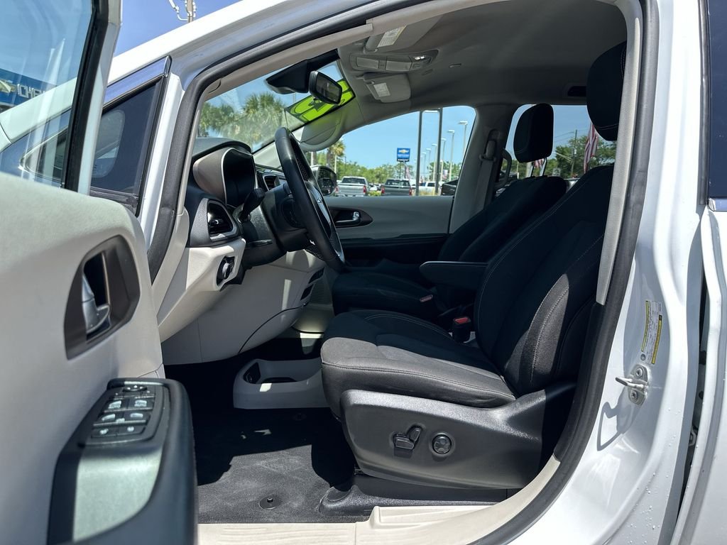 Used 2023 White Chrysler LX image 20