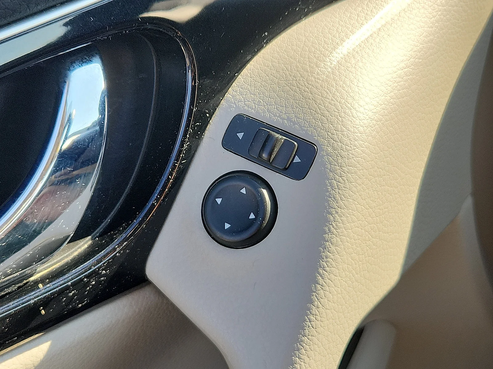 Used 2018 White Nissan SL image 26