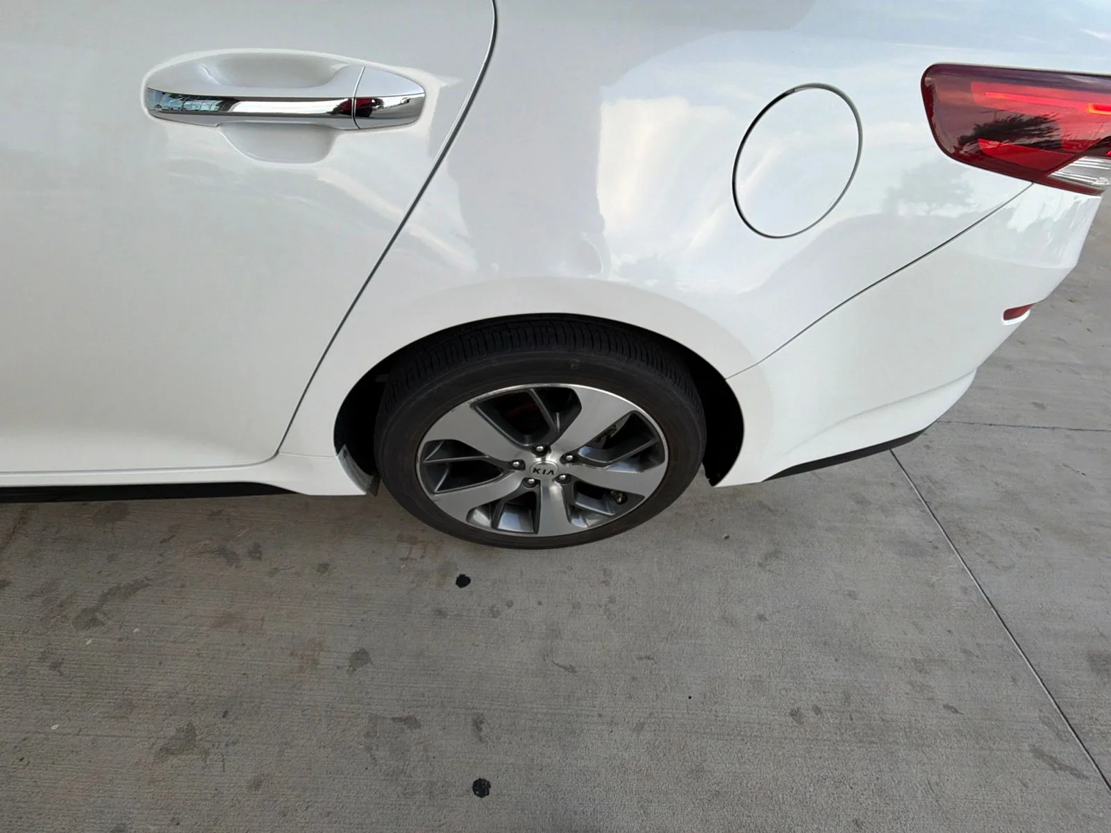 Used 2019 White Kia S image 11