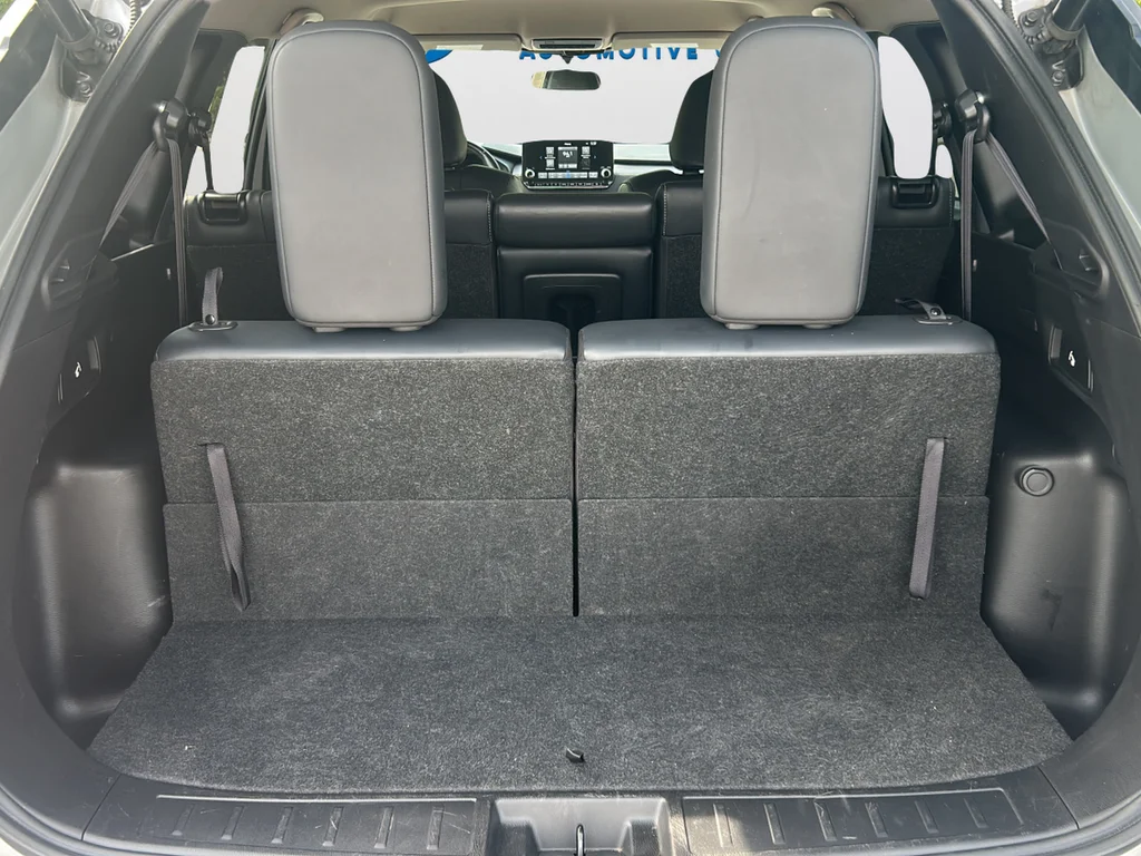 Used 2024 Silver Mitsubishi SE image 12