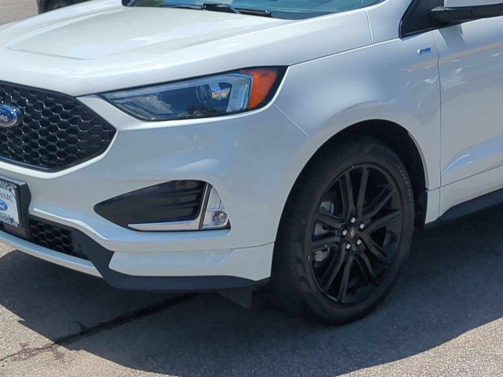 Used 2022 Star White Metallic Tri-Coat Ford ST-Line image 9
