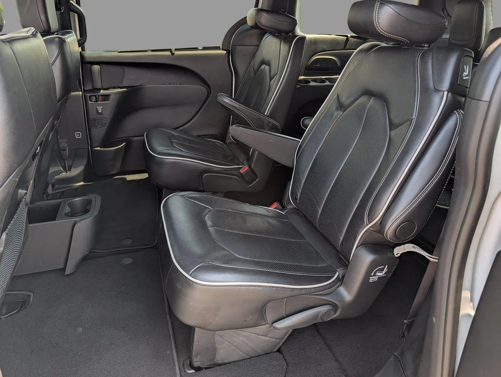 Used 2025 Bright White Clearcoat Chrysler Limited image 33