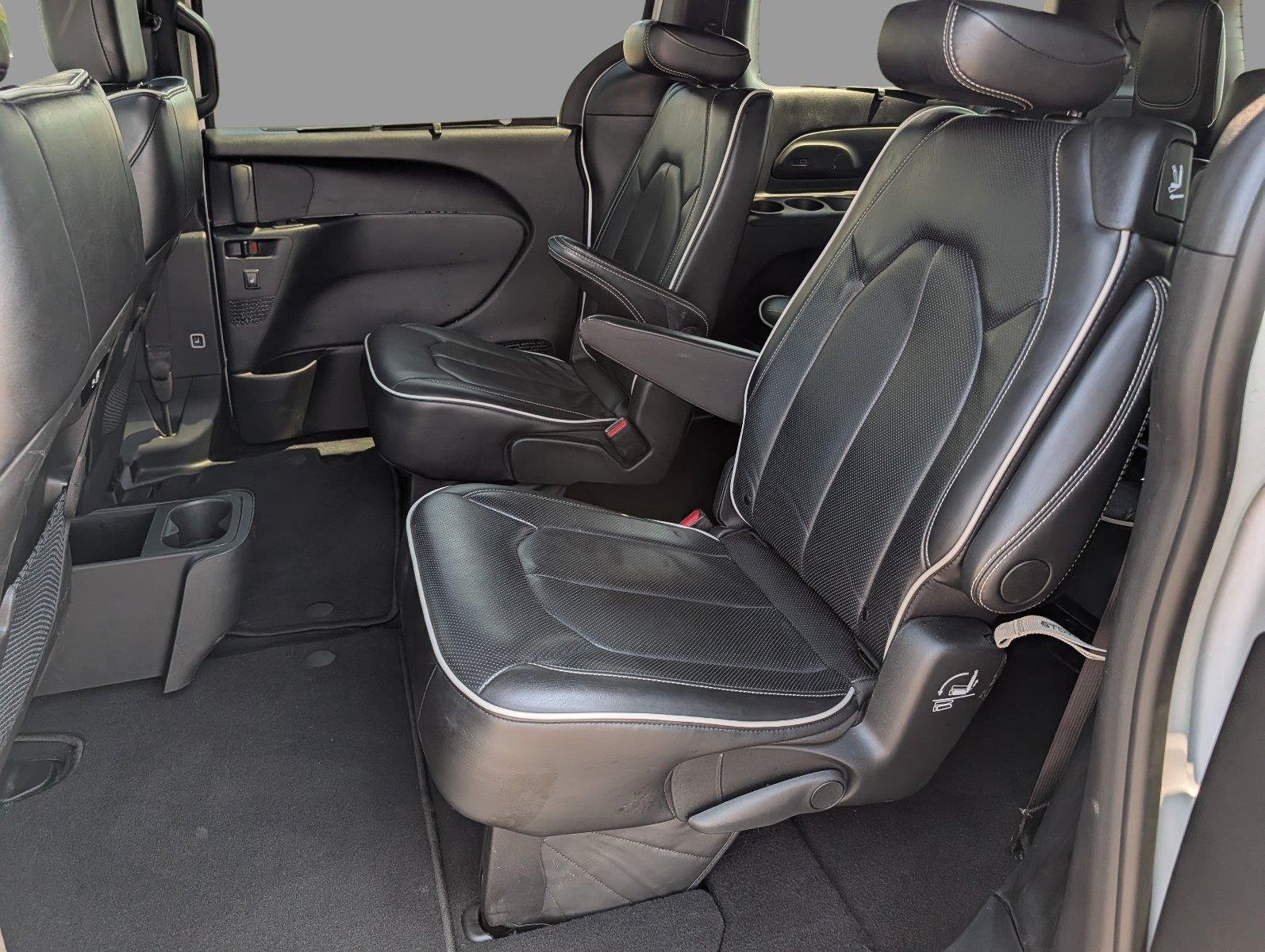 Used 2025 Bright White Clearcoat Chrysler Limited image 33