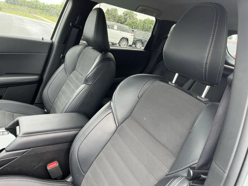 Used 2025 Silver Mitsubishi SE image 11