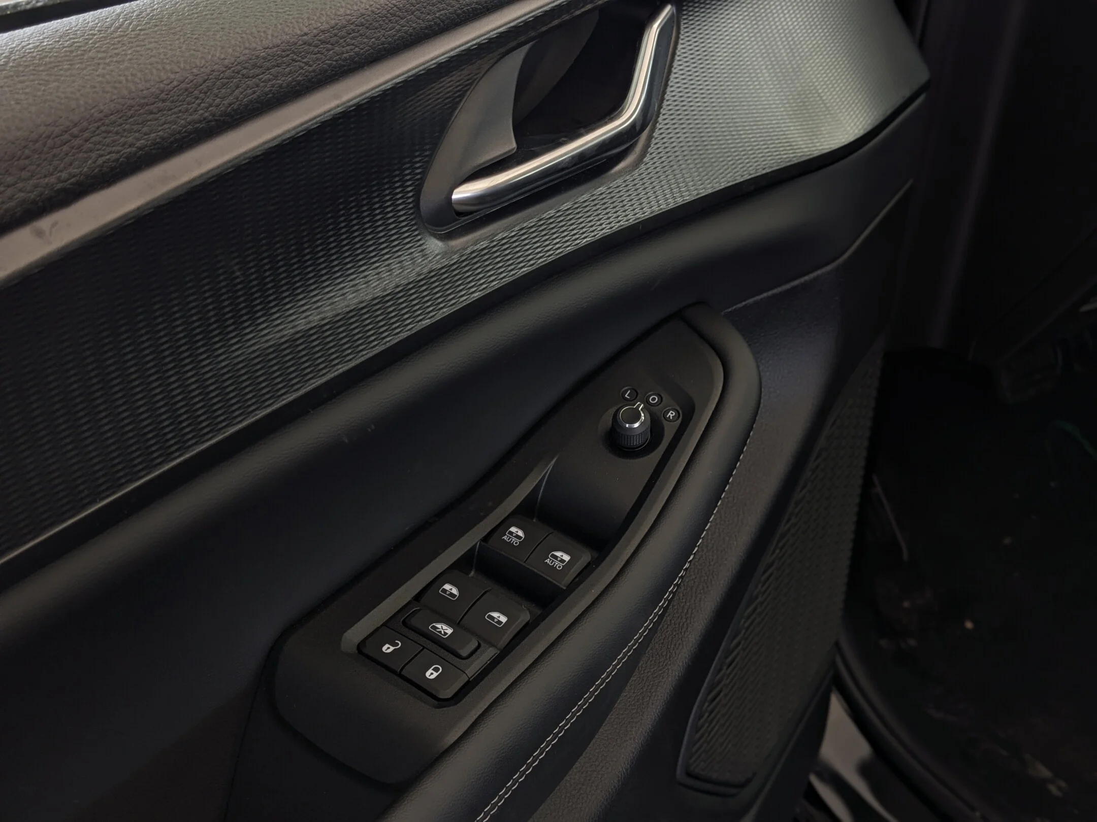 New 2026 Black Jeep Laredo - - 4x4 - Classic Theme - Heated Seats - Heated Steering - Remote Start & More! image 12