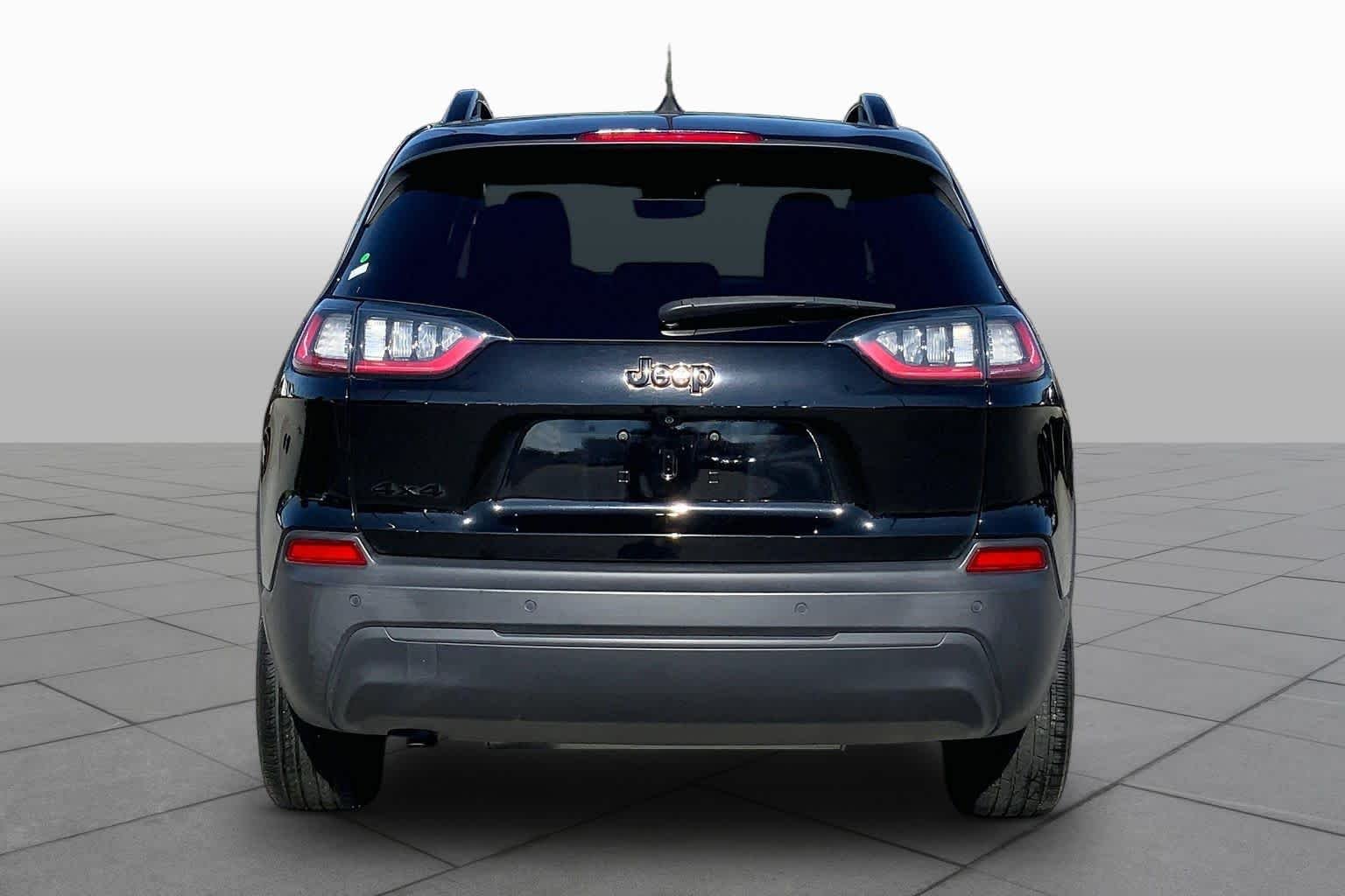 Used 2023 Diamond Black Crystal Pearlcoat Jeep Altitude Lux image 5
