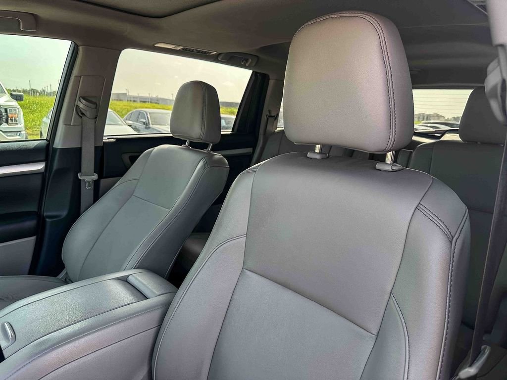 Used 2018 White Toyota XLE image 14