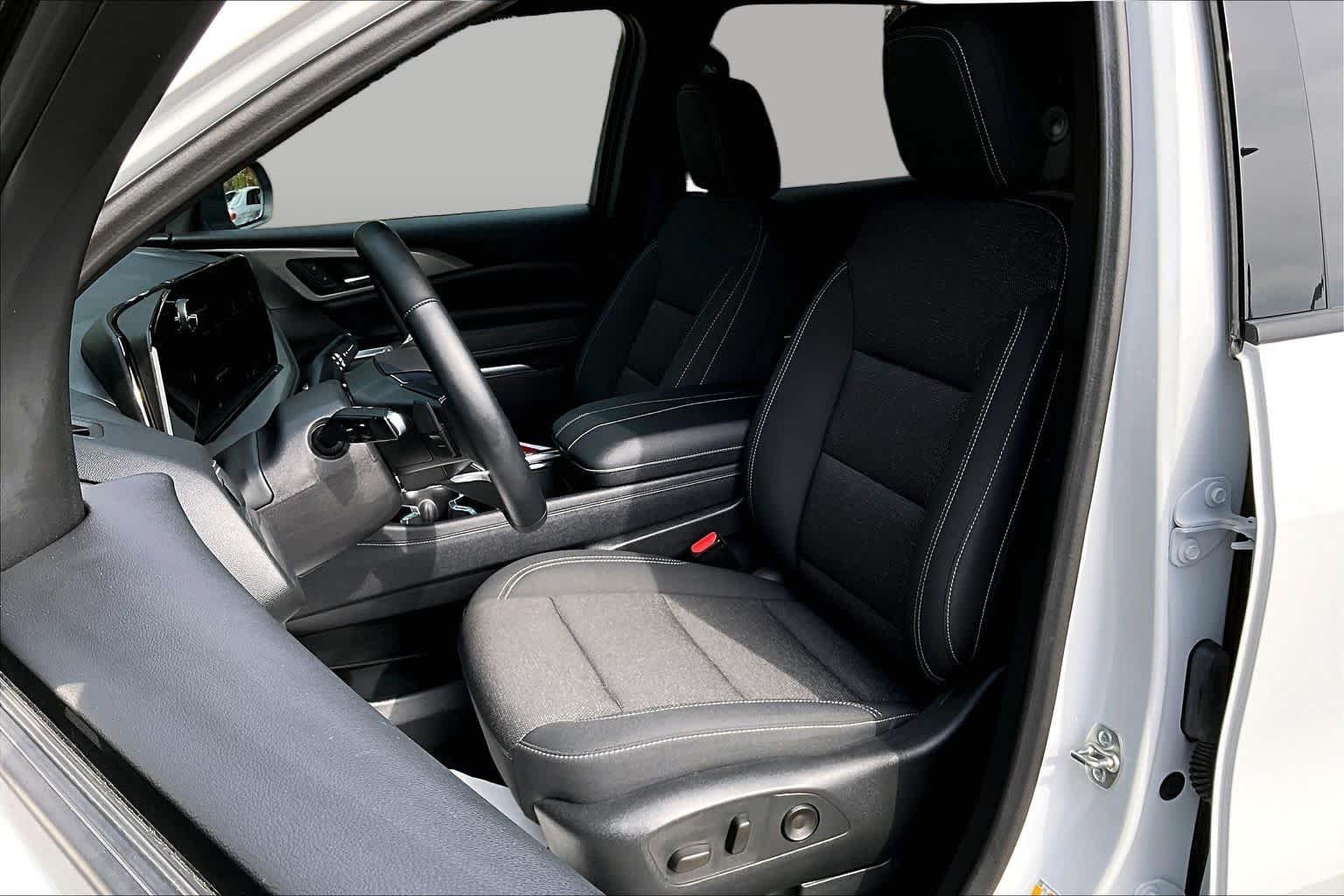 Used 2025 Summit White Chevrolet AWD LT image 8