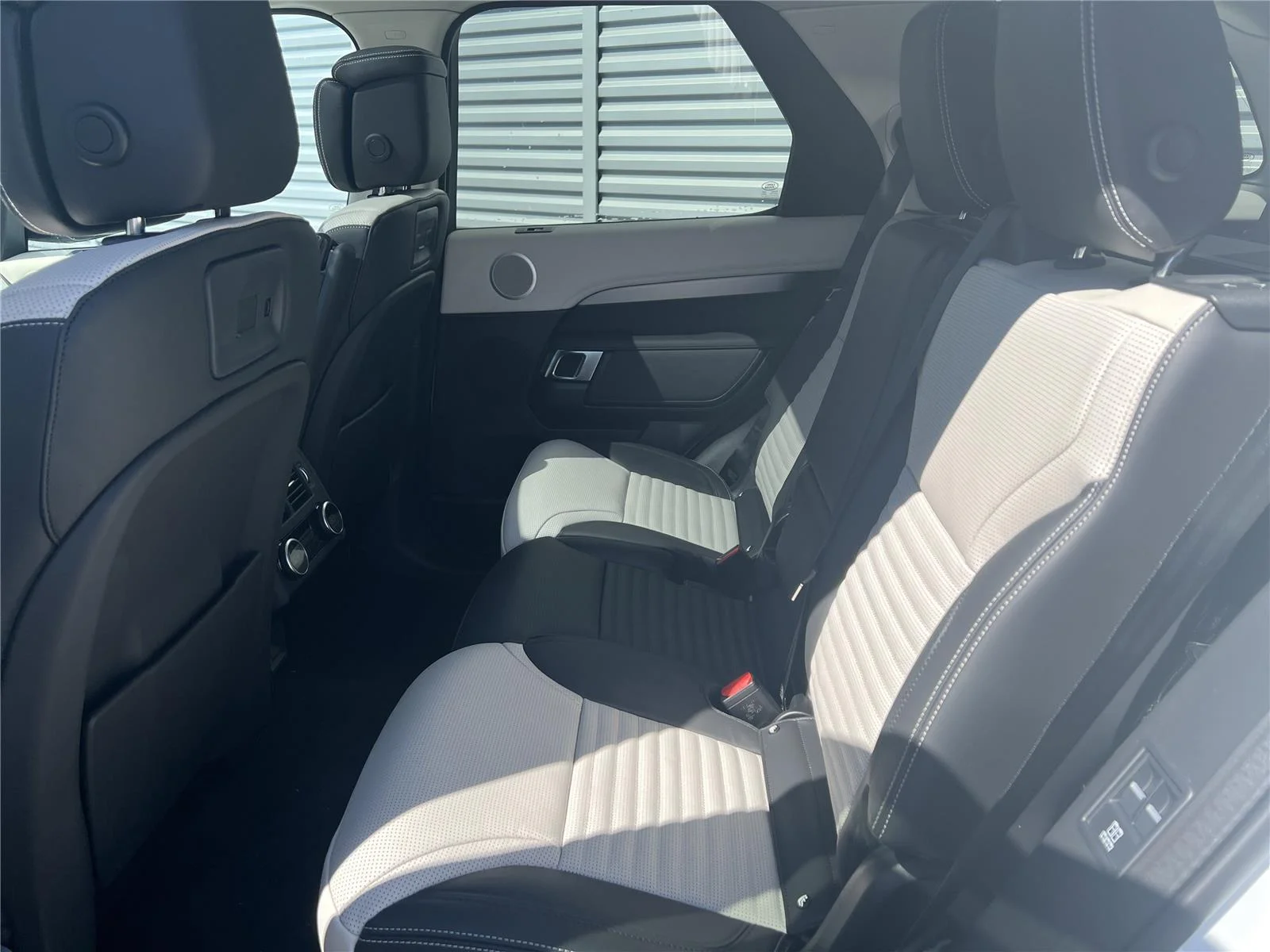 2026 Land Rover Discovery Gemini Edition - Photo 8