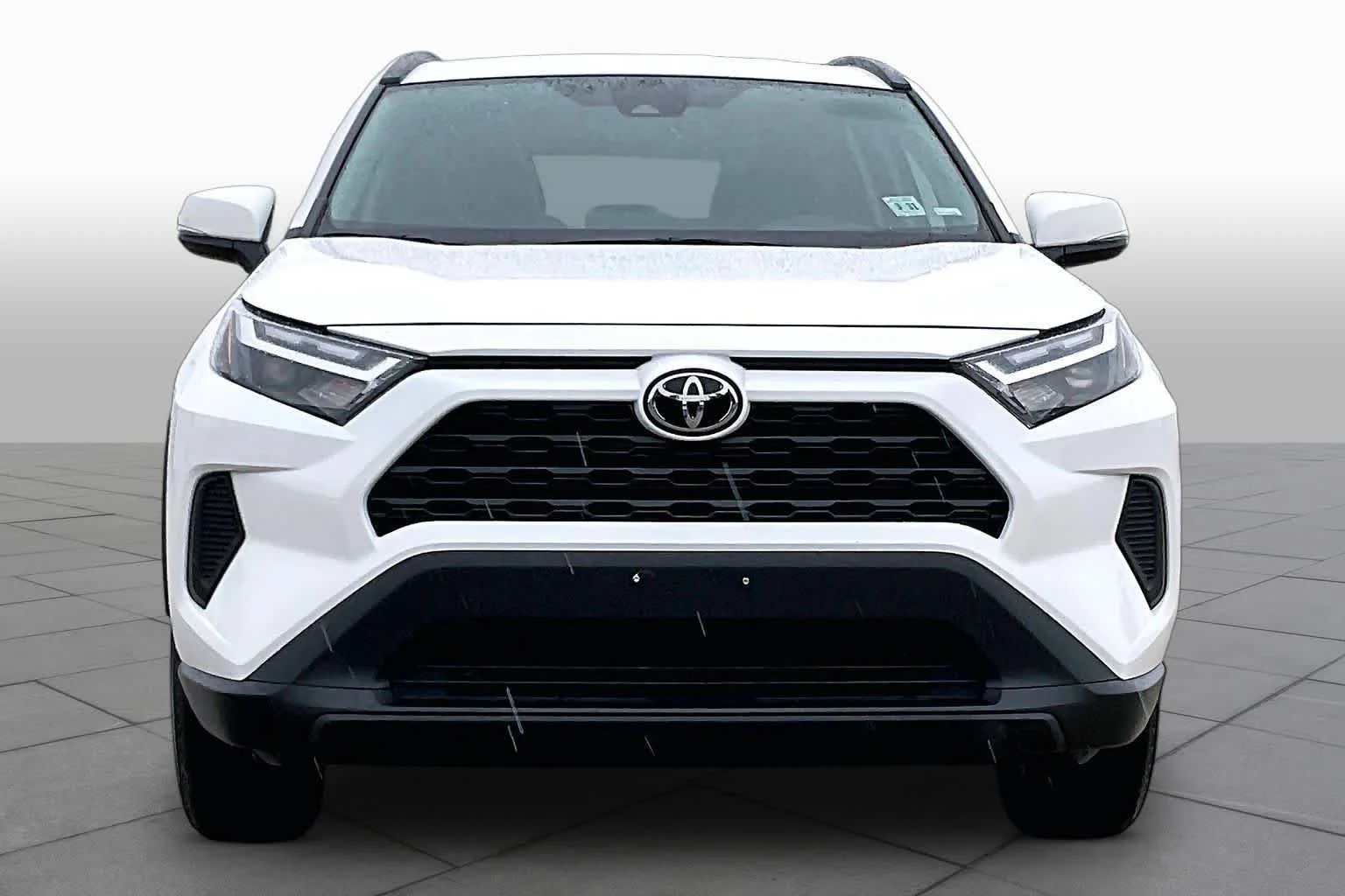 Used 2025 Ice Cap Toyota XLE image 4