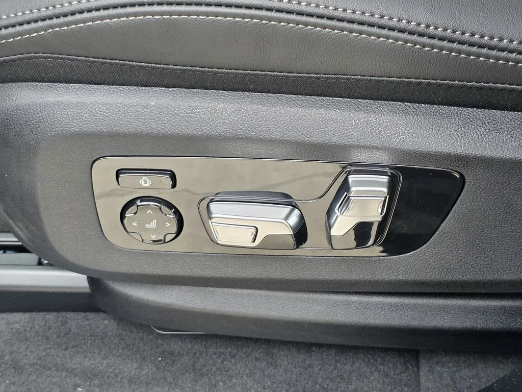 Used 2026 Black BMW sDrive40i image 18