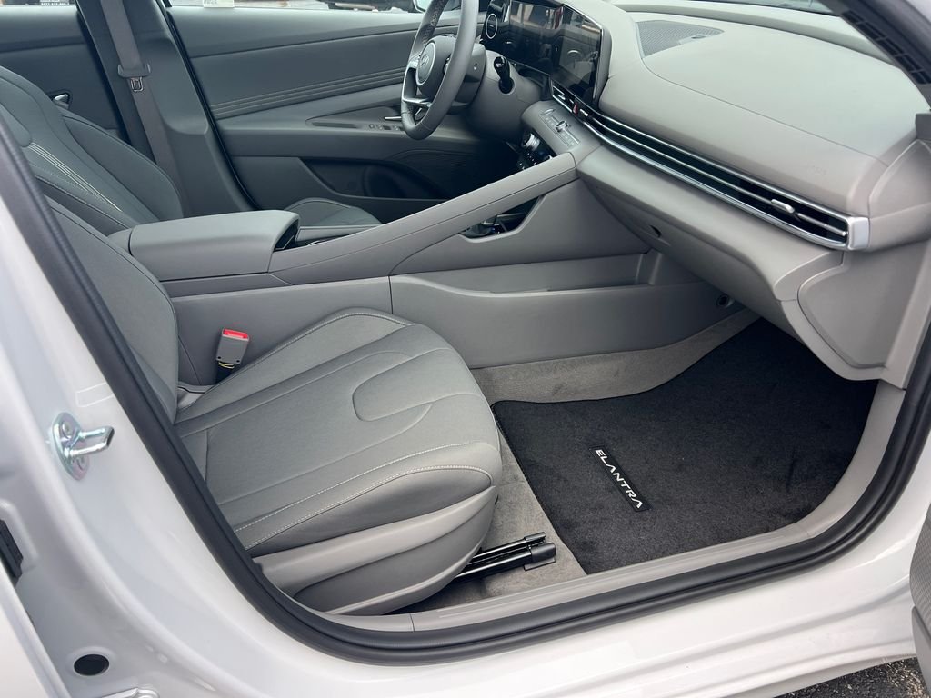 2025 Hyundai Elantra SEL - Photo 13