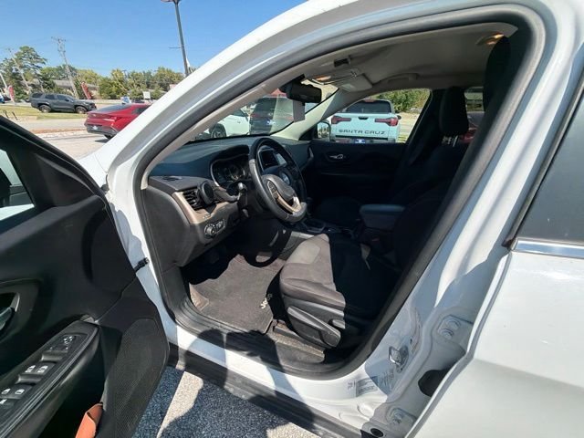 Used 2017 White Jeep Latitude image 12