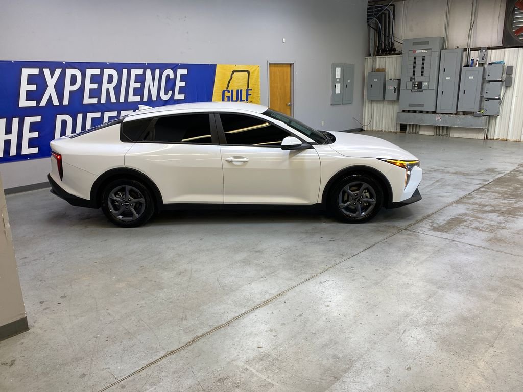 Used 2025 White Kia LXS image 8