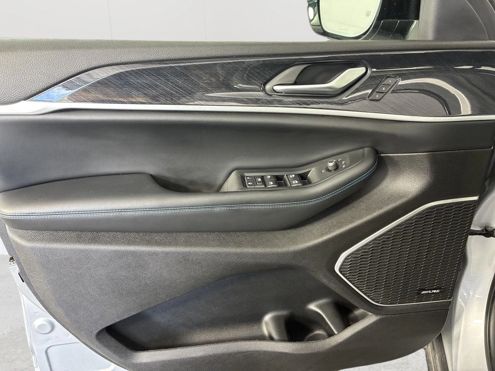 Used 2023 Silver Zynith Jeep Trailhawk image 27