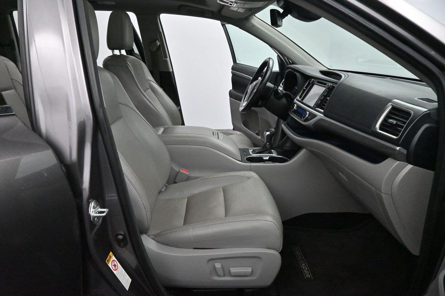 Used 2017 Predawn Gray Mica Toyota Limited image 33