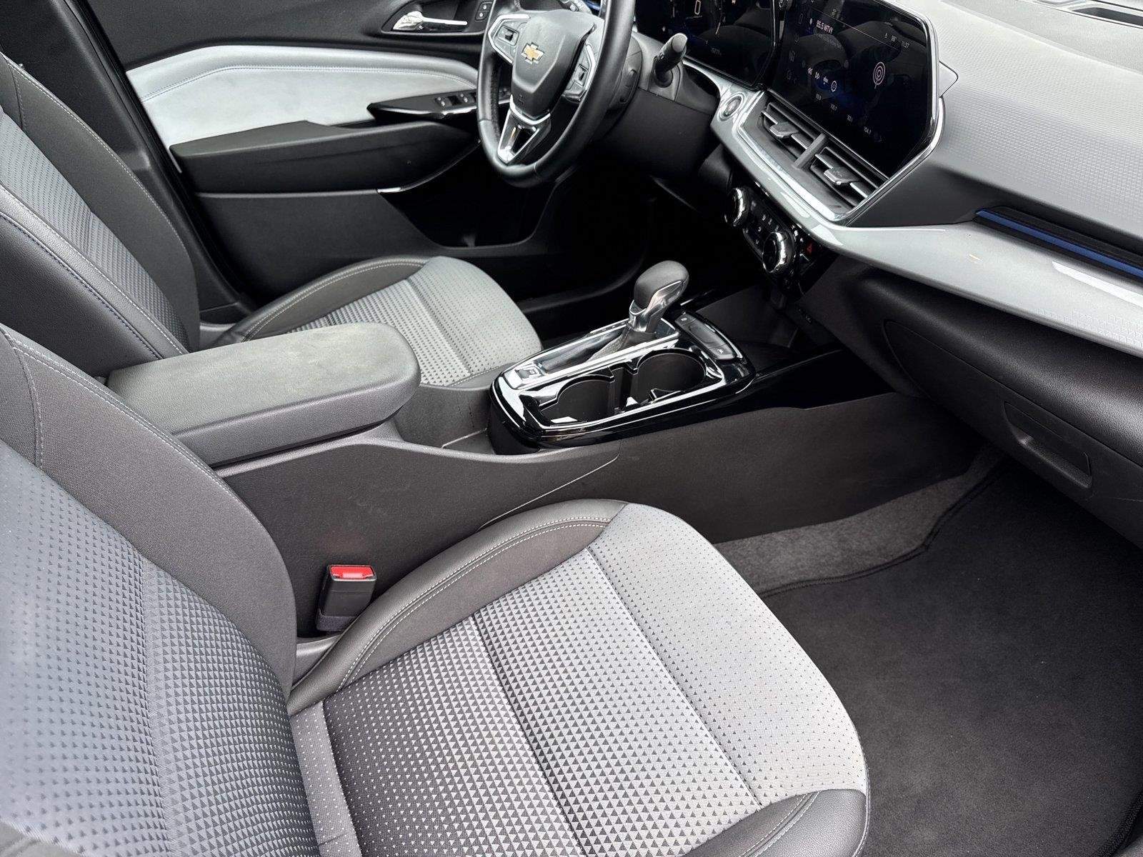 Used 2025 Sterling Gray Metallic Chevrolet LT image 27