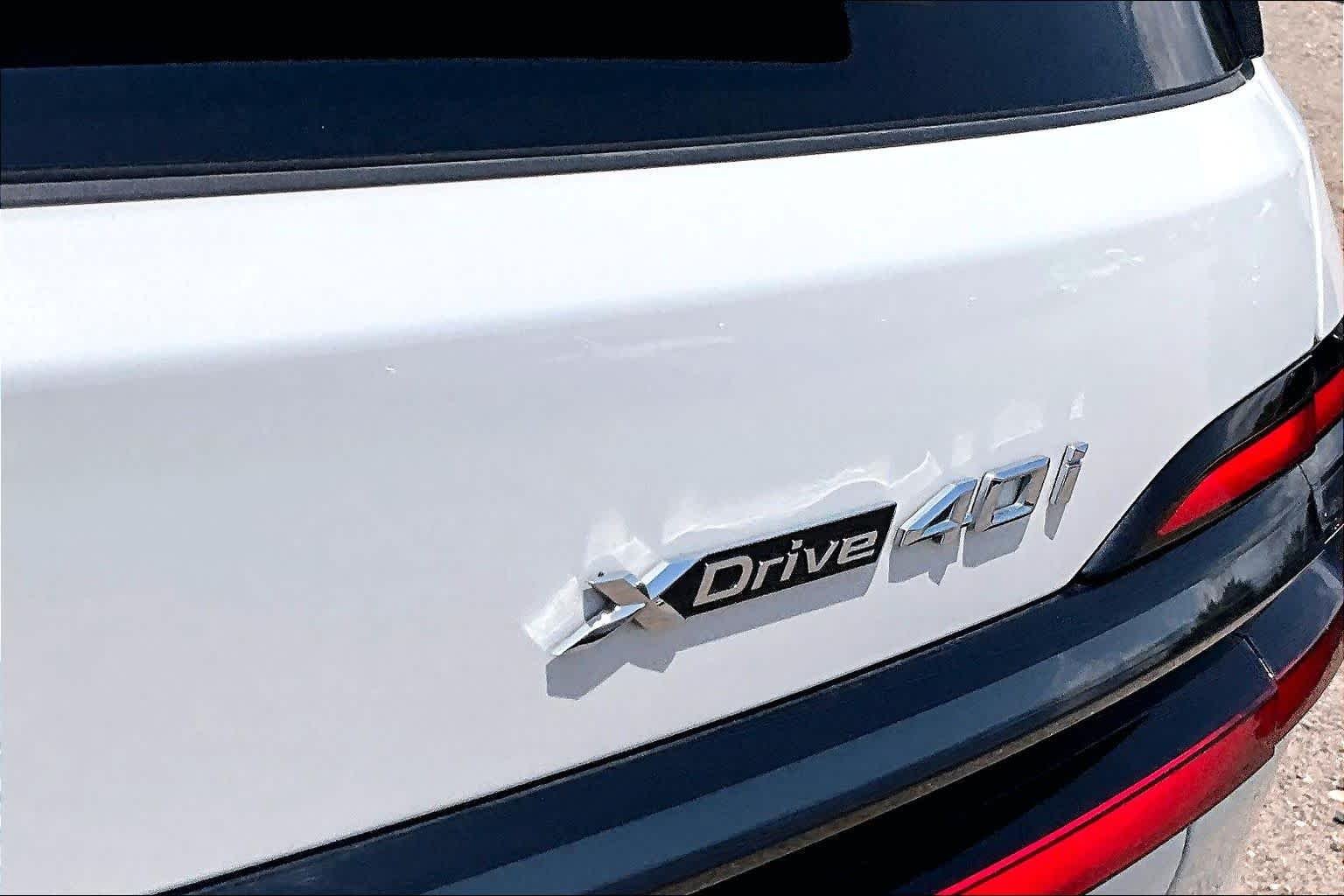 Used 2025 Mineral White Metallic BMW xDrive40i image 8
