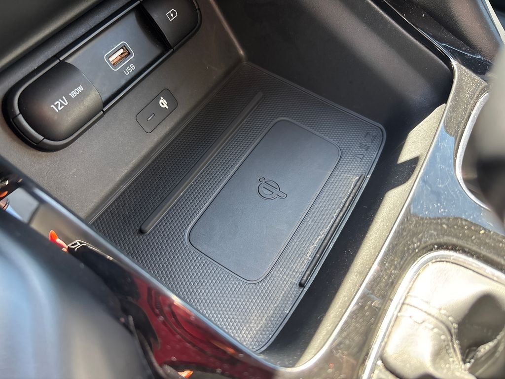 Used 2022 White Kia S image 41