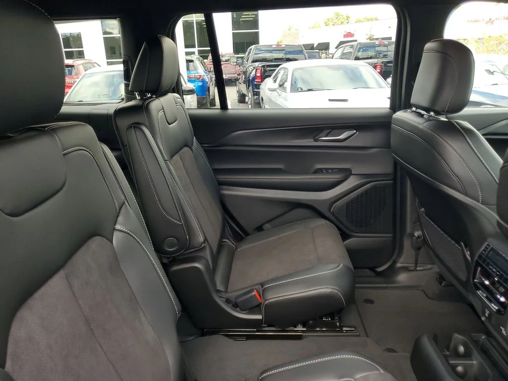 New 2025 Baltic Gray Metallic Clear-Coat Exterior Paint Jeep Altitude X image 29