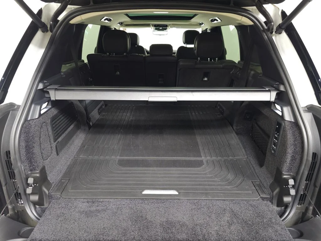 Certified Used 2025 White Land Rover SE image 5